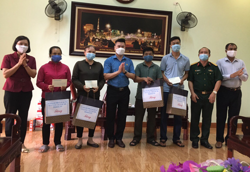 Tặng quà gia đình tân binh có hoàn cảnh khó khăn do ảnh hưởng của dịch Covid – 19.