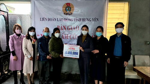 LĐLĐ tỉnh trao 175 triệu đồng hỗ trợ nhà xây nhà Mái ấm công đoàn cho các đoàn viên có hoàn cảnh khó khăn 