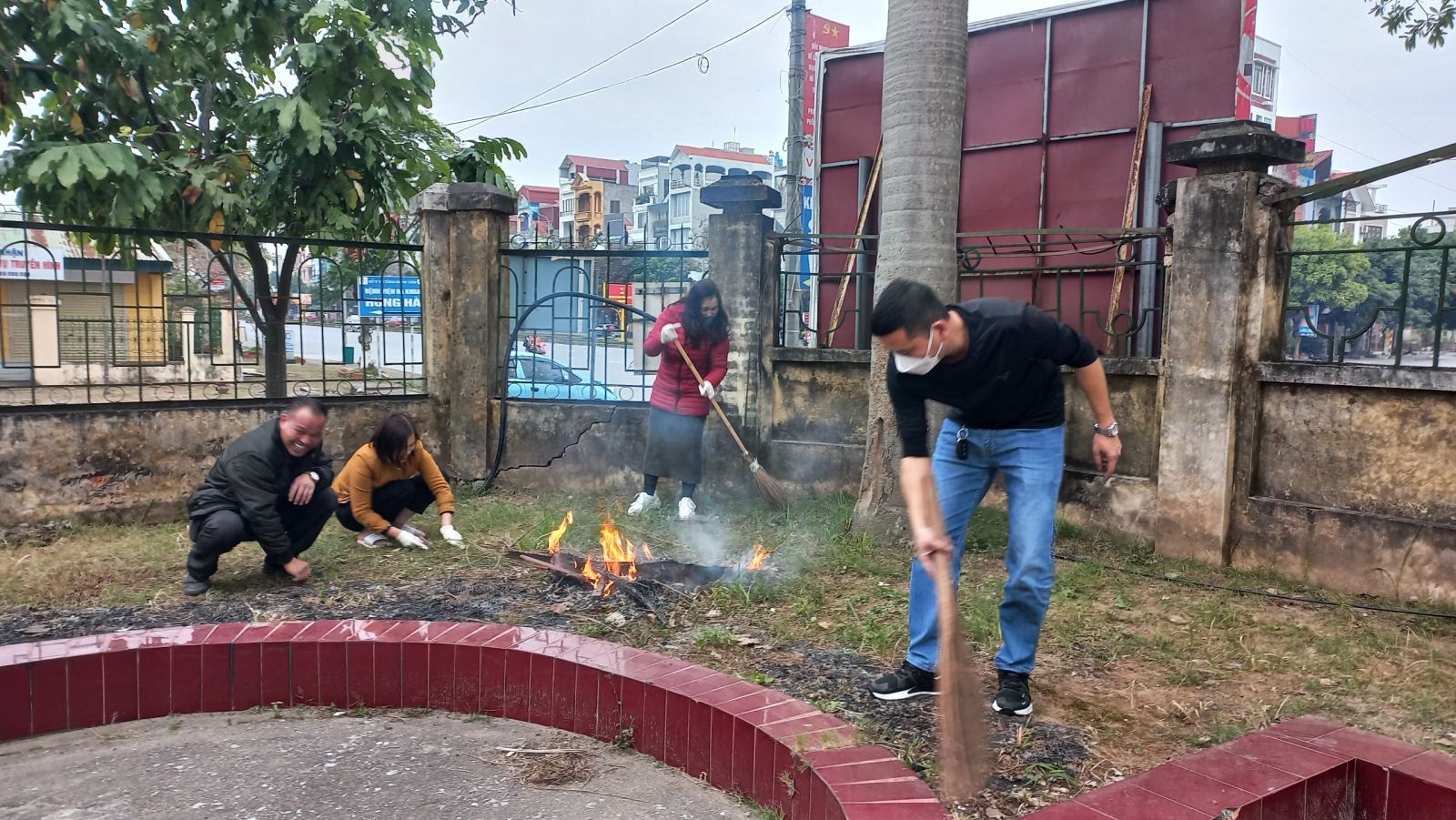 Đoàn Thanh niên cơ quan Liên đoàn Lao động tỉnh tổng vệ sinh môi trường đón Tết Quý Mão 2023