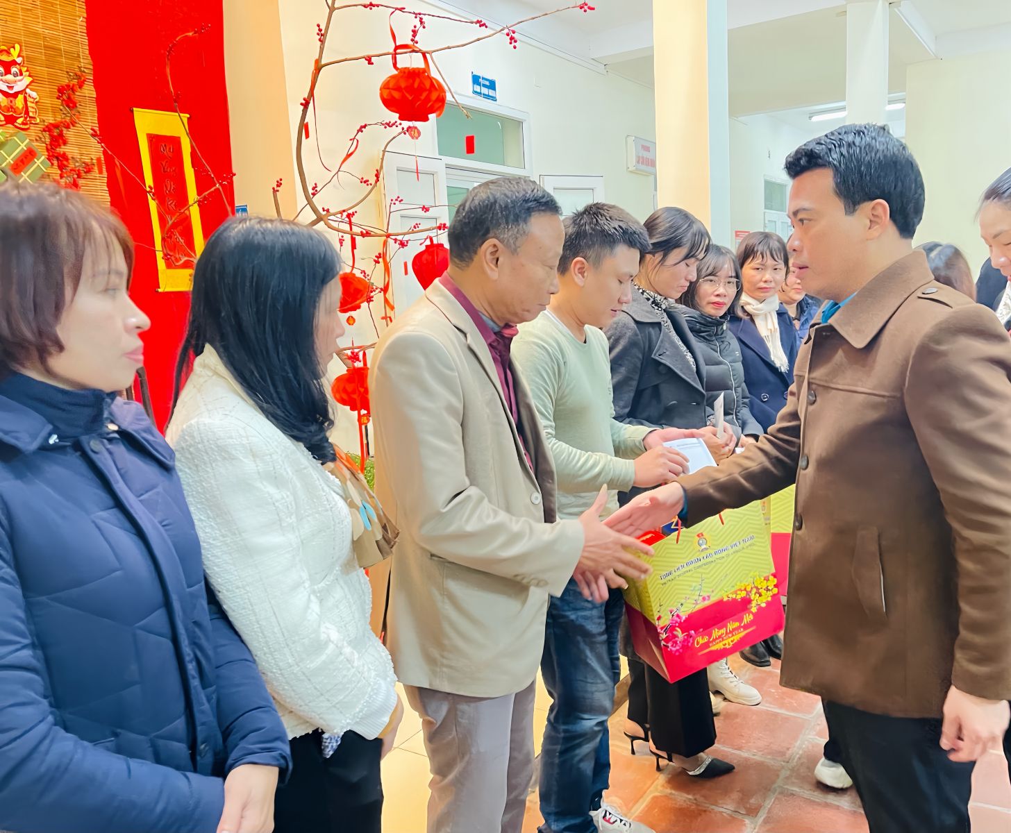 Đồng chí Chủ tịch Liên đoàn Lao động tỉnh Hưng Yên tặng quà Tết cho đoàn viên có hoàn cảnh khó khăn, mắc bệnh hiểm nghèo