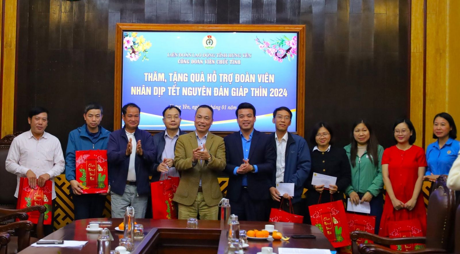 Thăm, tặng quà hỗ trợ đoàn viên nhân dịp Tết Nguyên đán 2024