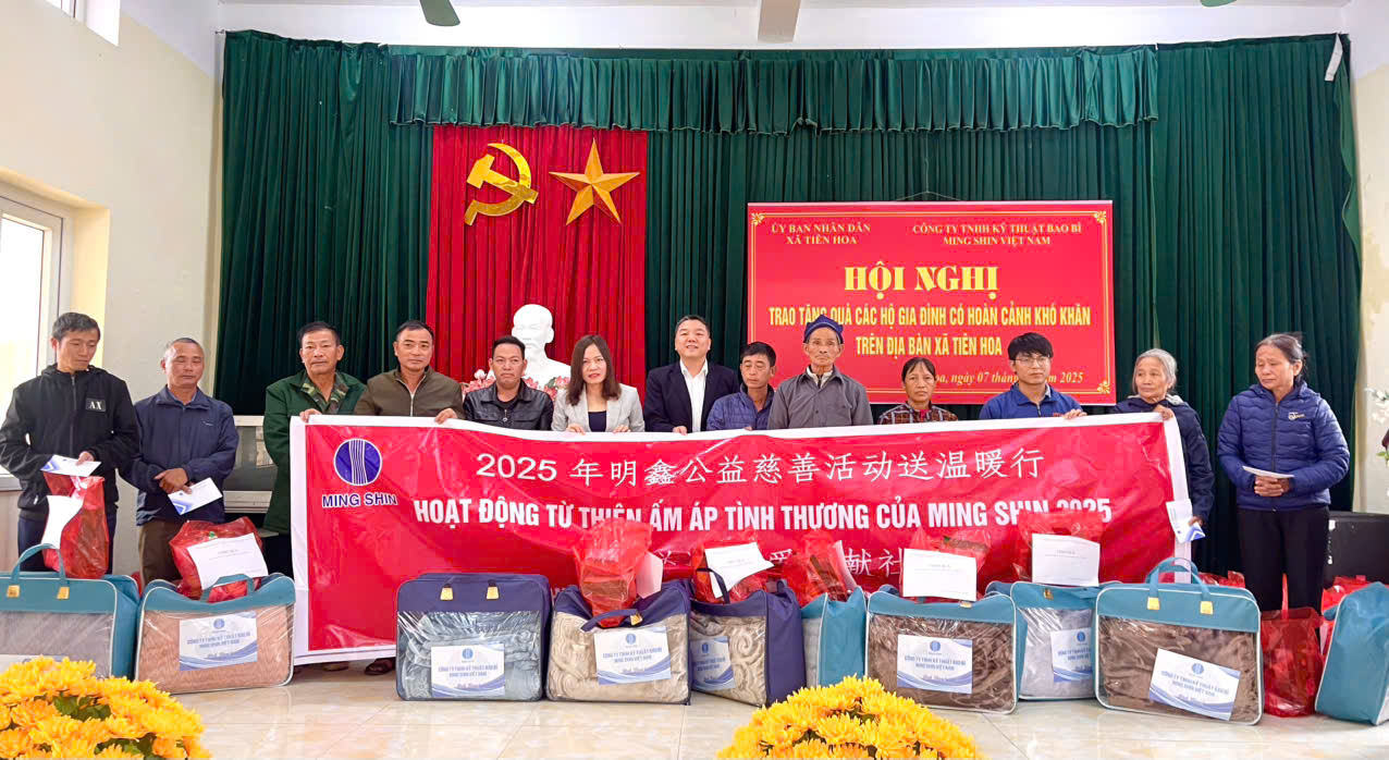 Trao quà cho công nhân lao động và các hộ gia đình có hoàn cảnh khó khăn