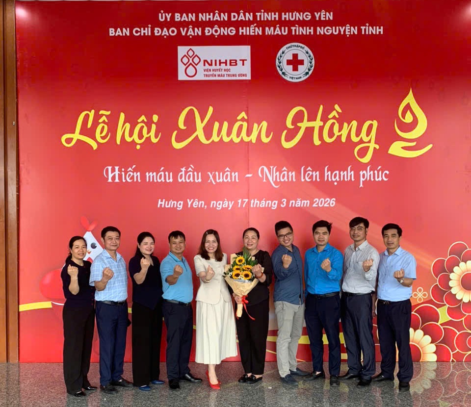 Cán bộ, công chức cơ quan Liên đoàn Lao động tỉnh Hưng Yên tham gia Lễ hội Xuân hồng năm 2026