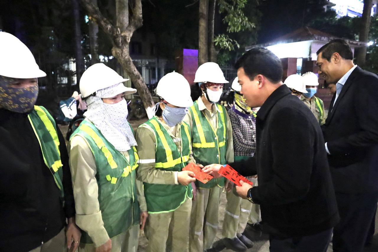 Chủ tịch Liên đoàn Lao động tỉnh và lãnh đạo Thành ủy Hưng Yên tặng quà công nhân lao động Công ty Cổ phần Môi trường và Công trình Đô thị Hưng Yên làm việc đêm Giao thừa Tết Nguyên đán Giáp Thìn năm 2024.