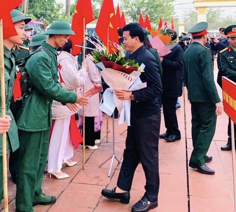 Các đồng chí Thường trực Liên đoàn Lao động tỉnh Hưng Yên tham gia dự Lễ giao, nhận quân năm 2024 tại các huyện Kim Động, Văn Giang, Văn Lâm