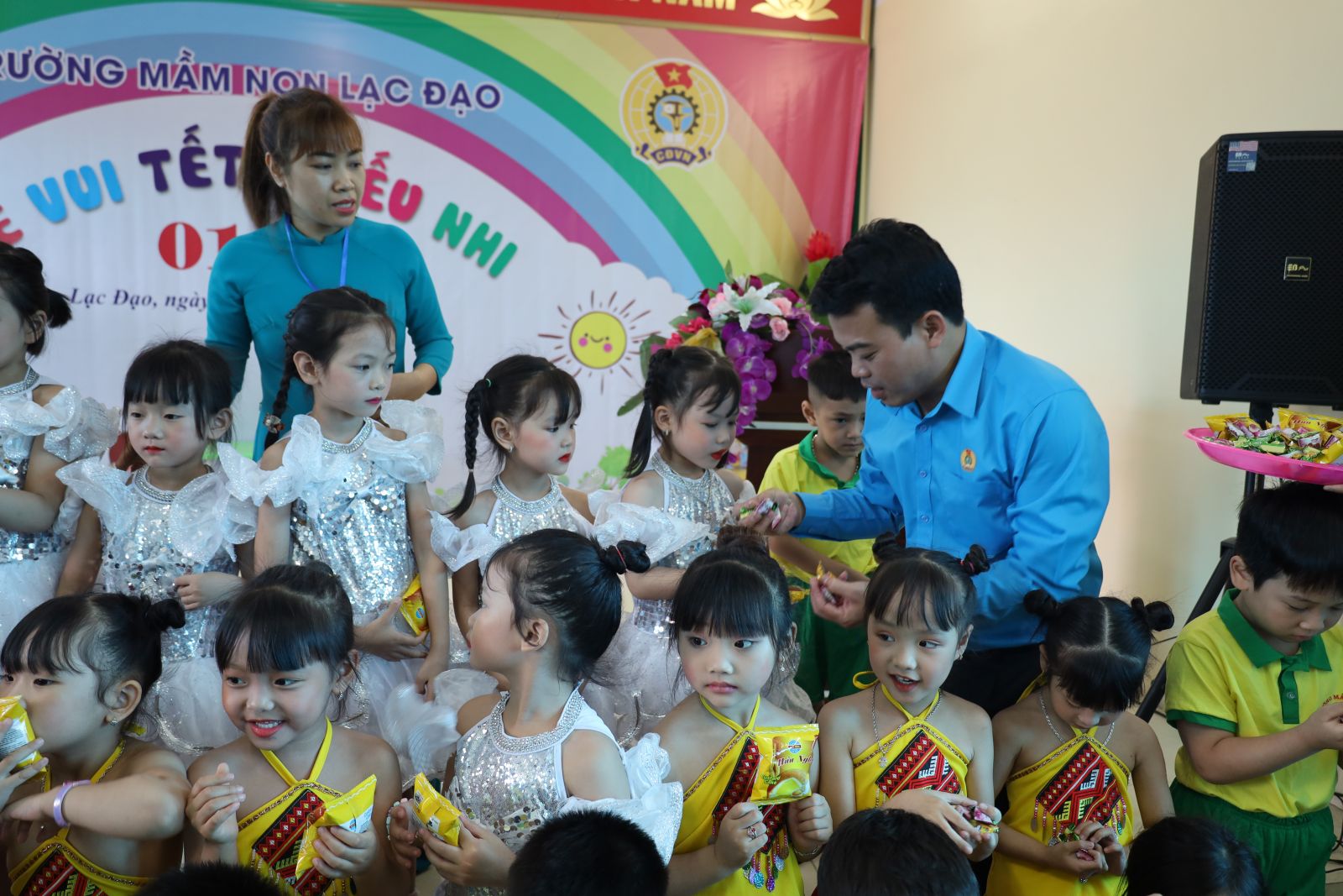 Lãnh đạo Liên đoàn Lao động tỉnh thăm và tặng quà cho trẻ em, con CNLĐ nhân dịp Tết Thiếu nhi 1.6